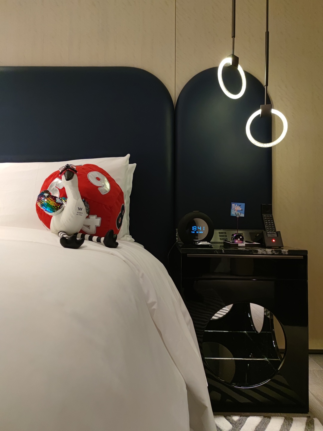 宾馆酒店房间都标配的音箱,顶级酒店房间里的音响