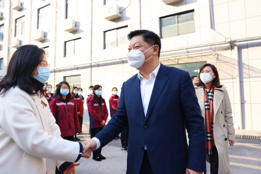 县长看望慰问坚守岗位劳动者,付旭明调研白沙洲街道