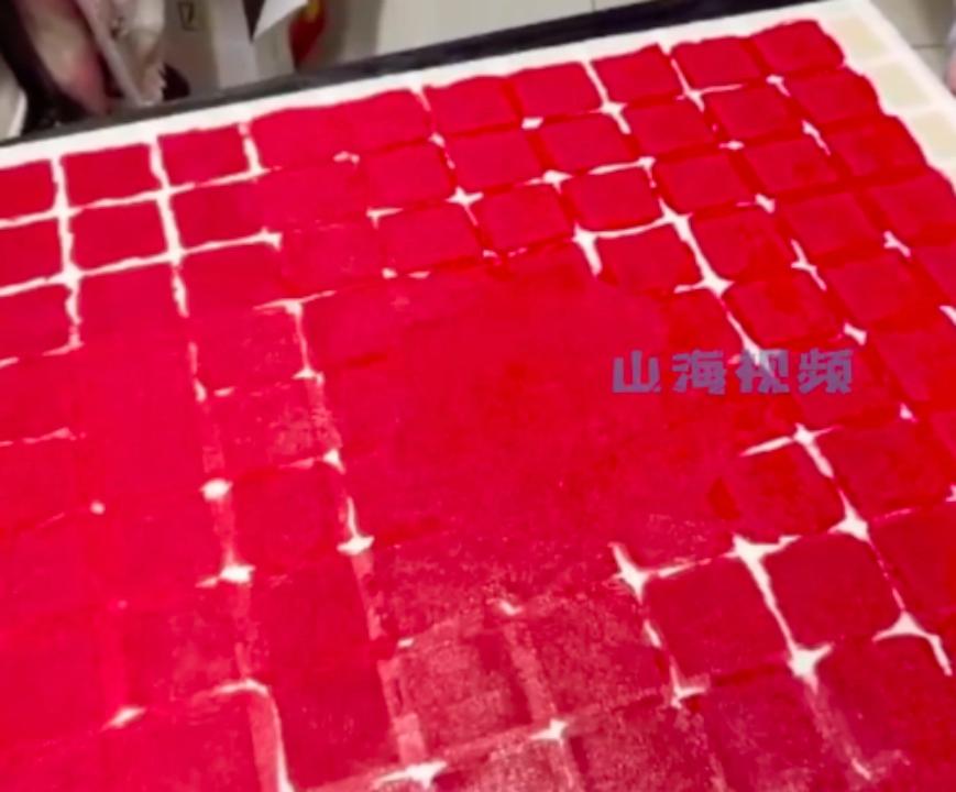 女子为新婚姐姐做百喜图,女生为姐姐绘制百喜图