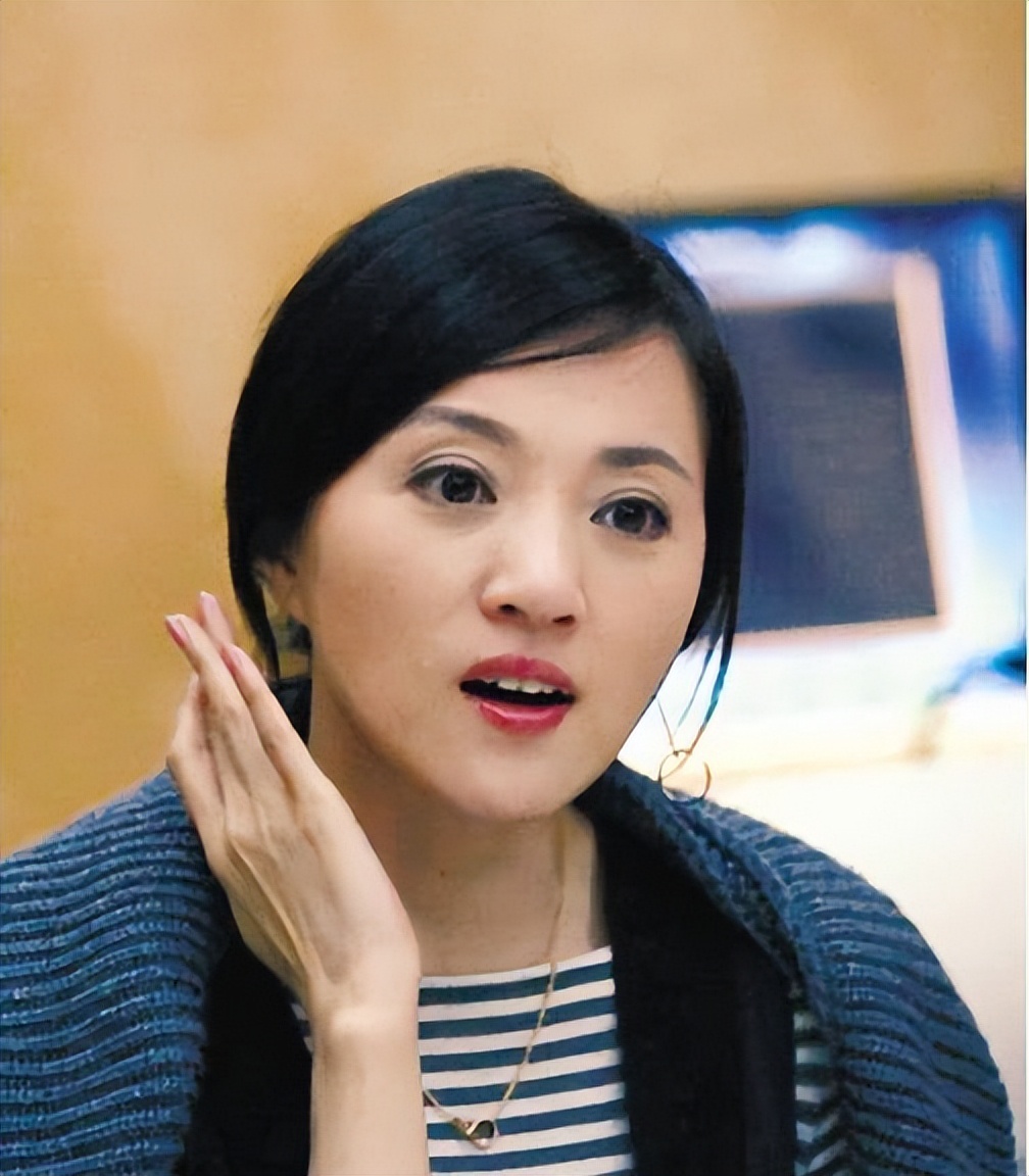 摸腿、陪酒、绝育、自杀，娱乐圈的*规则潜**，“毁”了多少女孩？