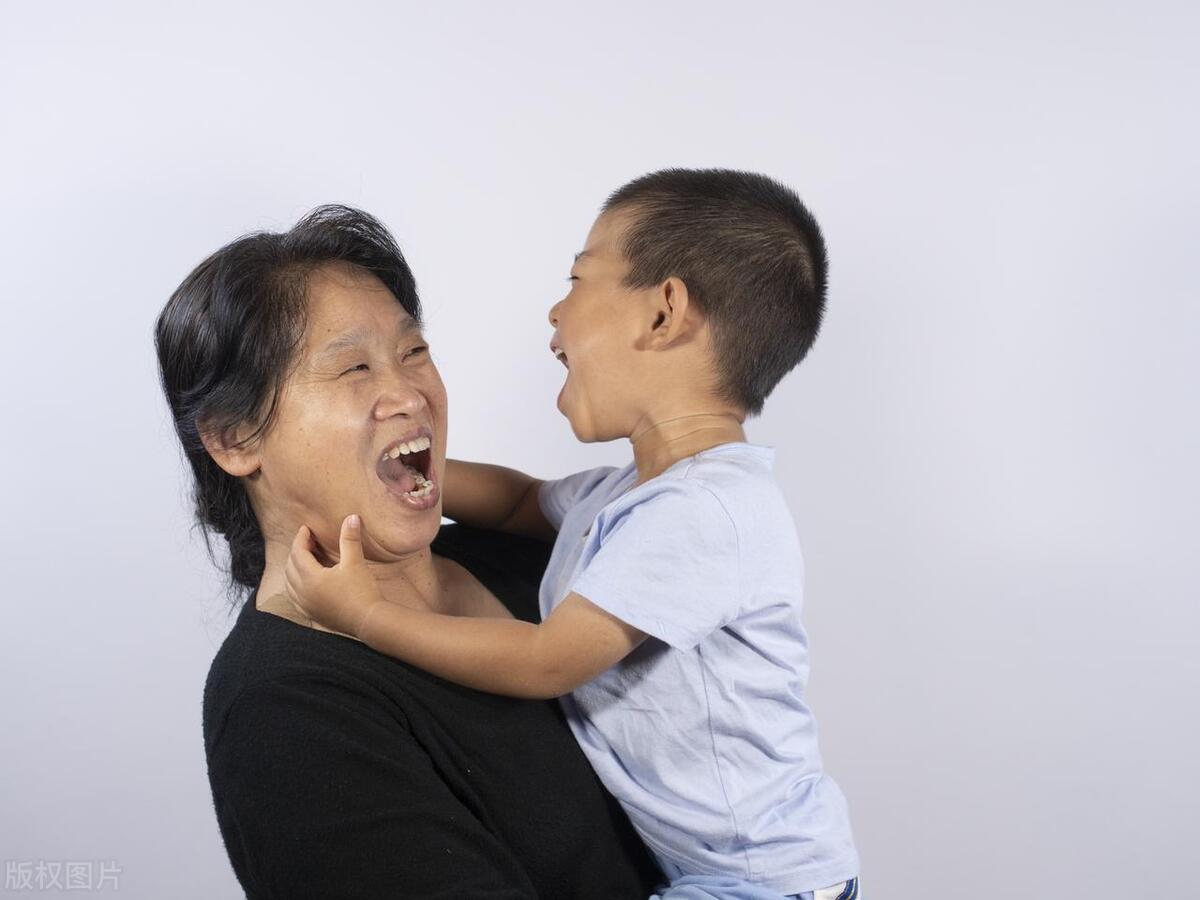 孙子看到奶奶就叫：臭奶奶！婆婆愤怒：孩子你们不管我来替你们管