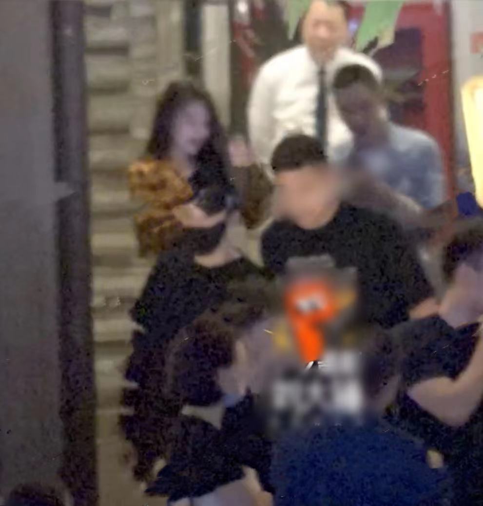 新恋情！黄晓明摸女友屁股带她回家，女方身份疑曝光曾与baby合影