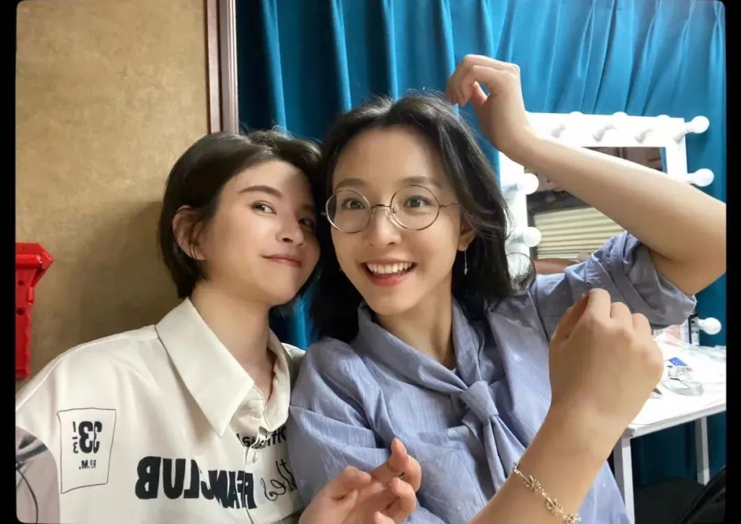 小白花被玫瑰嘲笑故事,小白花被玫瑰嘲笑