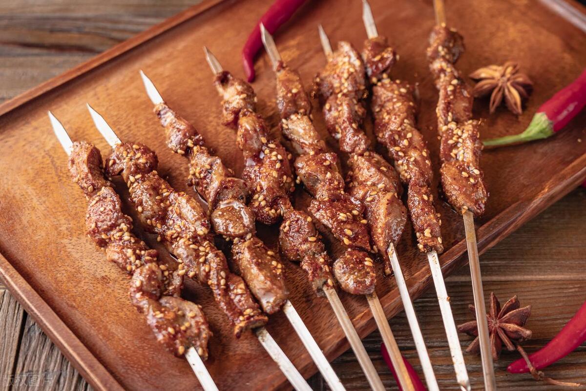 武汉挑战摆摊卖烧烤一年赚100万,烧烤摊赚7000万