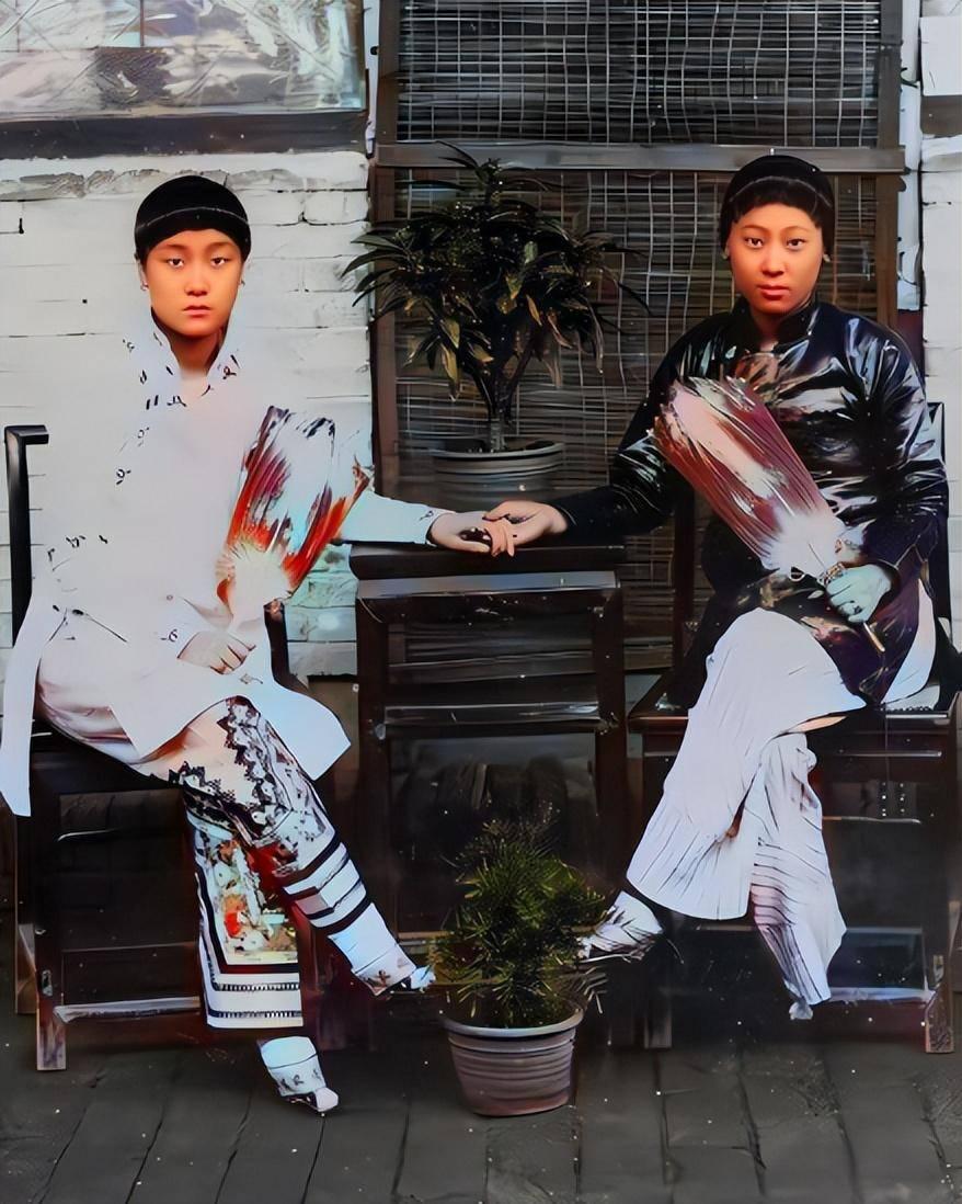 侵华日军*行暴**照片，女子为活命，脱衣服让日本人拍摄，*辱侮**致死