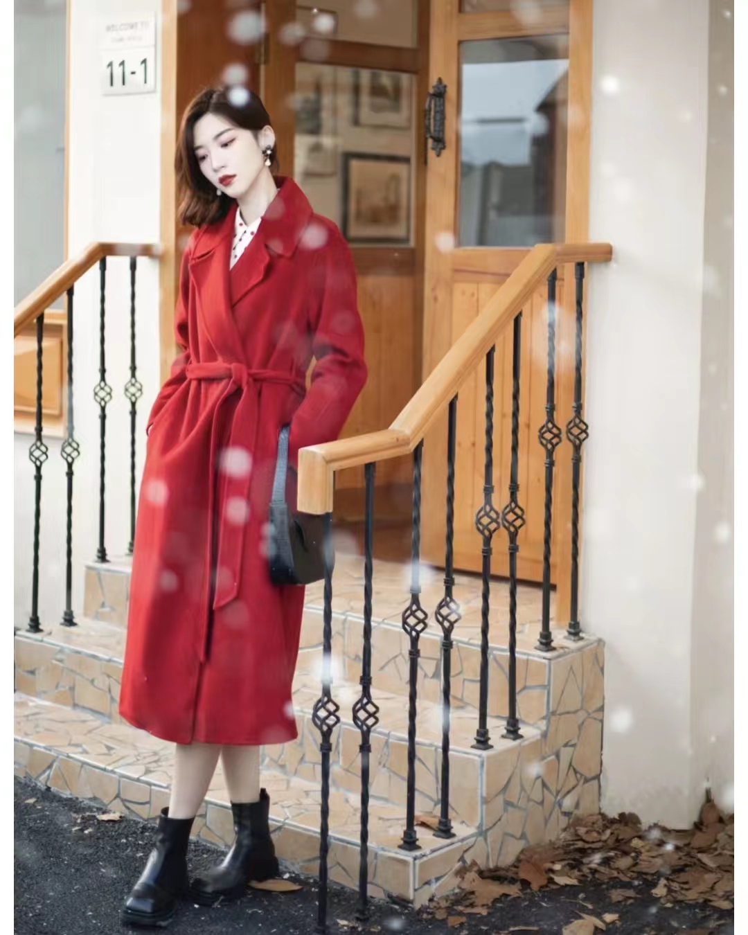 黑色大衣搭配什么颜色毛衣显高级,深棕灰色格子大衣怎么穿出高级感