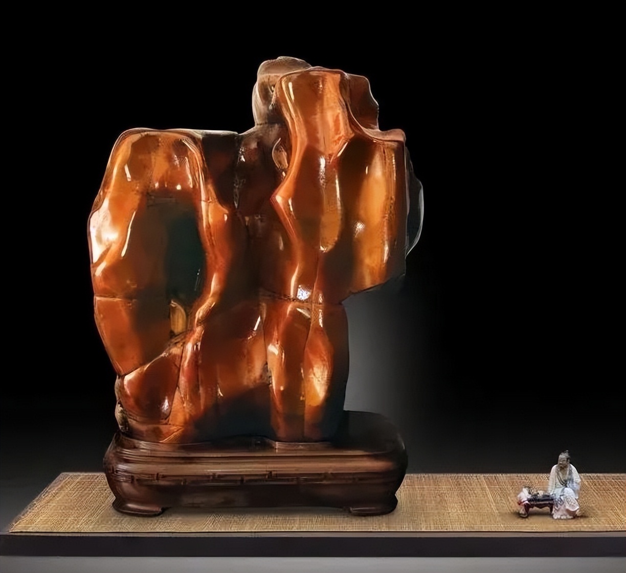 爱好者痴迷奇石,对奇石痴迷的人