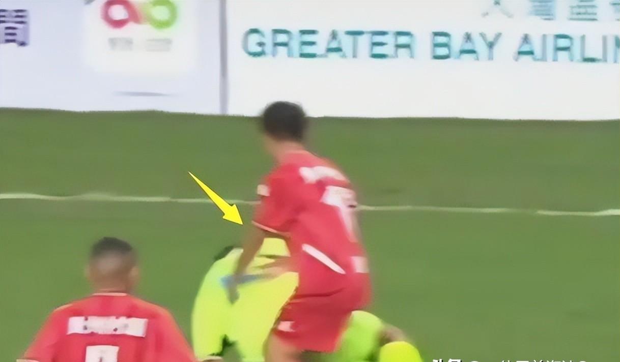 香港足球队黄日华踢人是真的吗,黄日华回应故意踢小球员