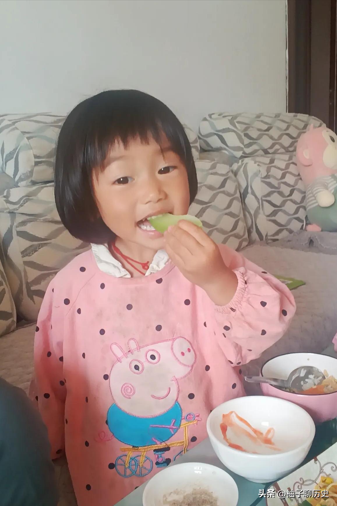 90后越南女孩从小父母离异，二婚嫁到中国云南农村，坚强独自带娃