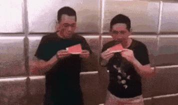 隔壁的单亲妈妈来我家借跑步机,但是为什么她还穿高跟鞋?: