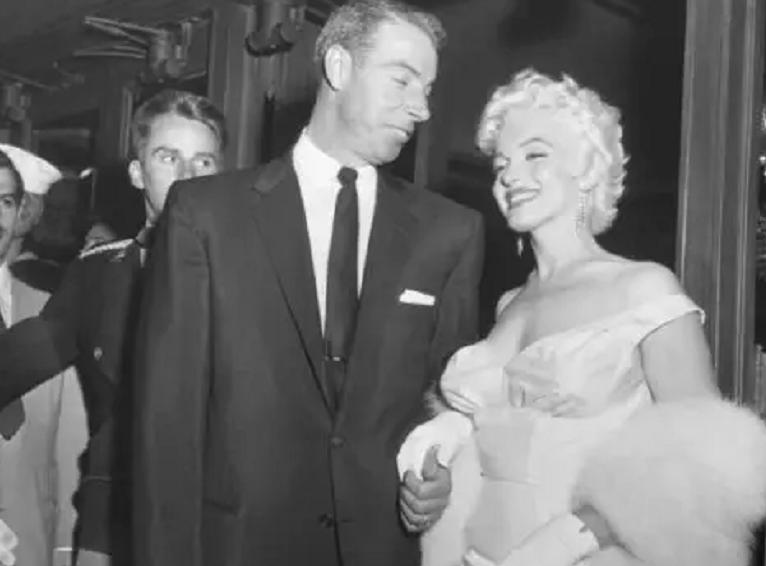 肯尼迪生日宴上梦露穿着,玛丽莲梦露在肯尼迪生日宴会上