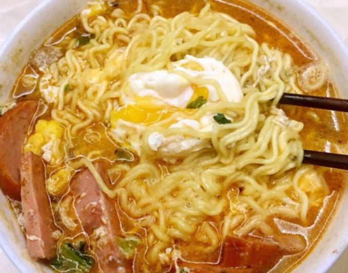 女子吐槽方便面130种添加剂,白象方便面被人吐槽小伙出来辩解