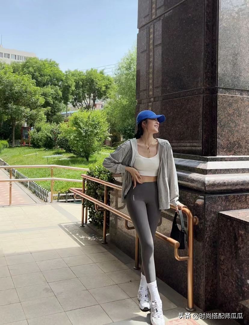 瑜伽裤的袜子穿搭,瑜伽裤怎么穿显腿好看