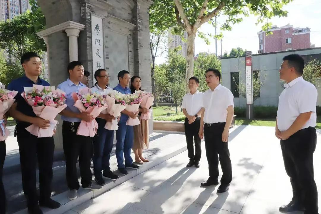 当教师节撞上中秋节广播稿,中秋节撞上教师节