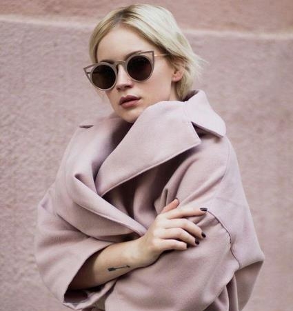 紫粉色大衣配什么颜色打底显高级,粉色毛呢大衣配什么颜色裤子好看