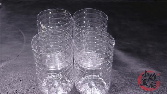 把四个瓶盖粘在一起,把5个塑料瓶粘在一起放在厨房