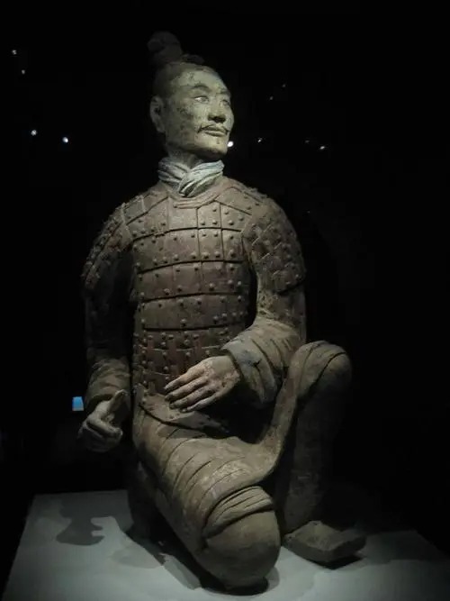 绿脸跪射俑出土时的样子,国宝级绿脸跪射俑图片