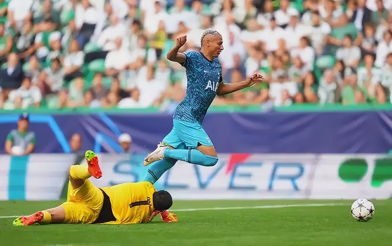 足球赛上的争议判罚,足球比赛中越位是怎么判的