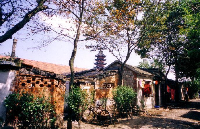 日军侵华老照片：女子自愿脱衣服让洋人拍摄，女孩拍下大尺度照片