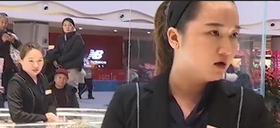 2019年河南女子给孩子买金镯,戴6小时就掉色,找商家询问遭威胁