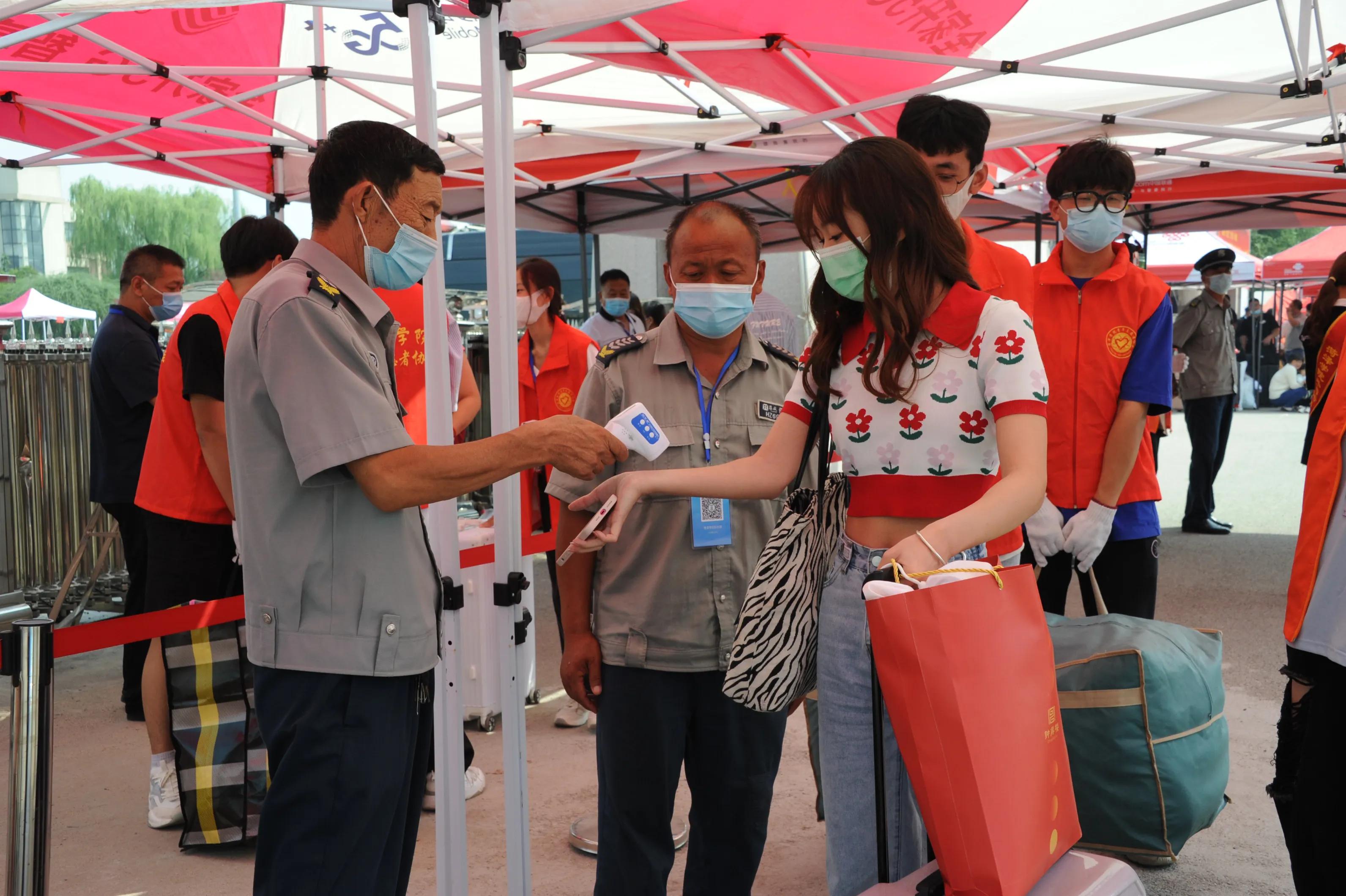 菏泽学院7174名新生分批次错峰报到，开启大学校园新生活