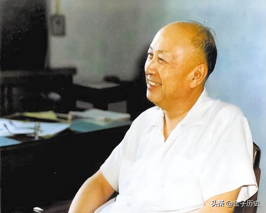 64年毛主席给钱学森递烟，钱学森欲接，主席却突然收回：自力更生