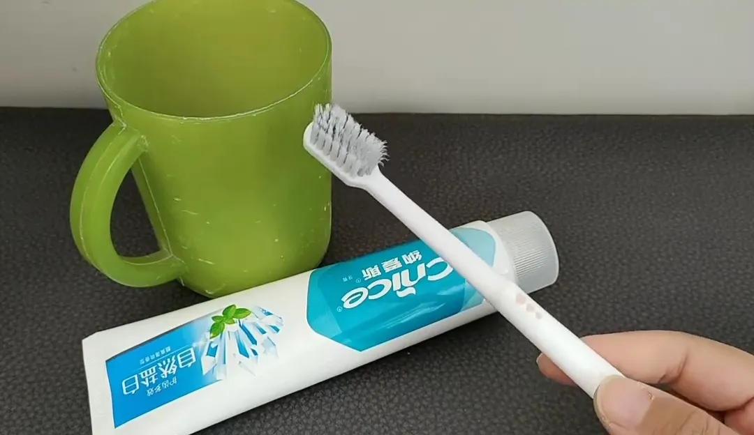 牙齿暗黄怎么样才可以刷得干净,牙齿发黄怎么办教你技巧轻松去除