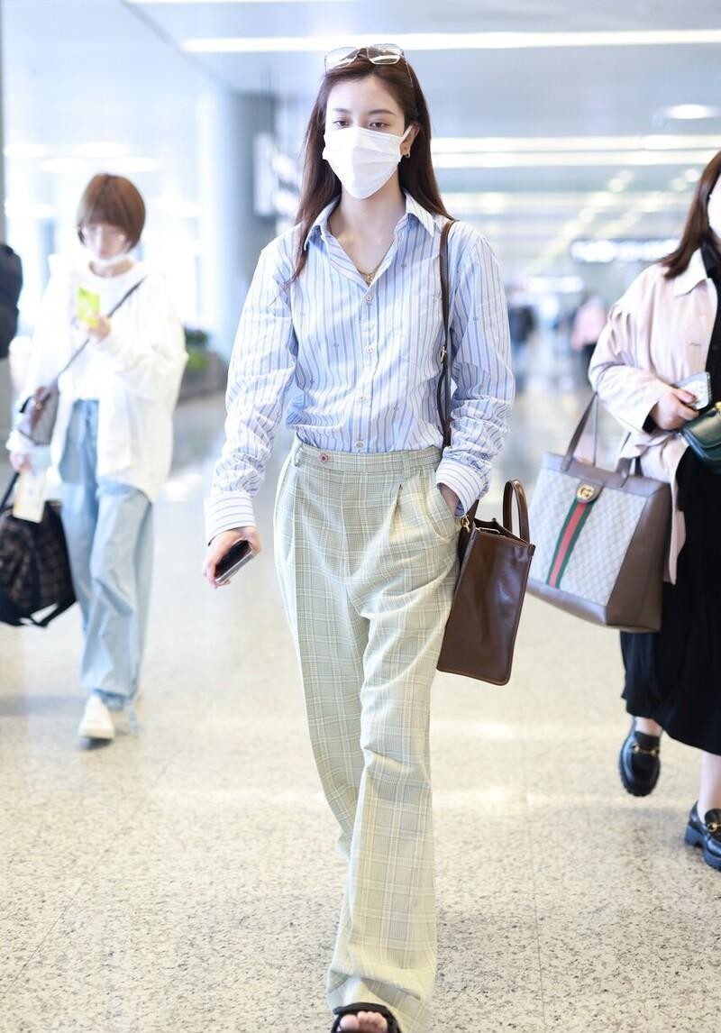 简单条纹上衣穿出时尚感,洋气显年轻的上衣搭配条纹裤