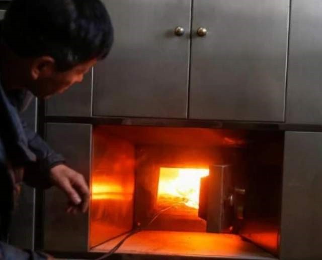 东莞被火化女孩得救十年后成画家,1995年东莞打工妹在殡仪馆火化