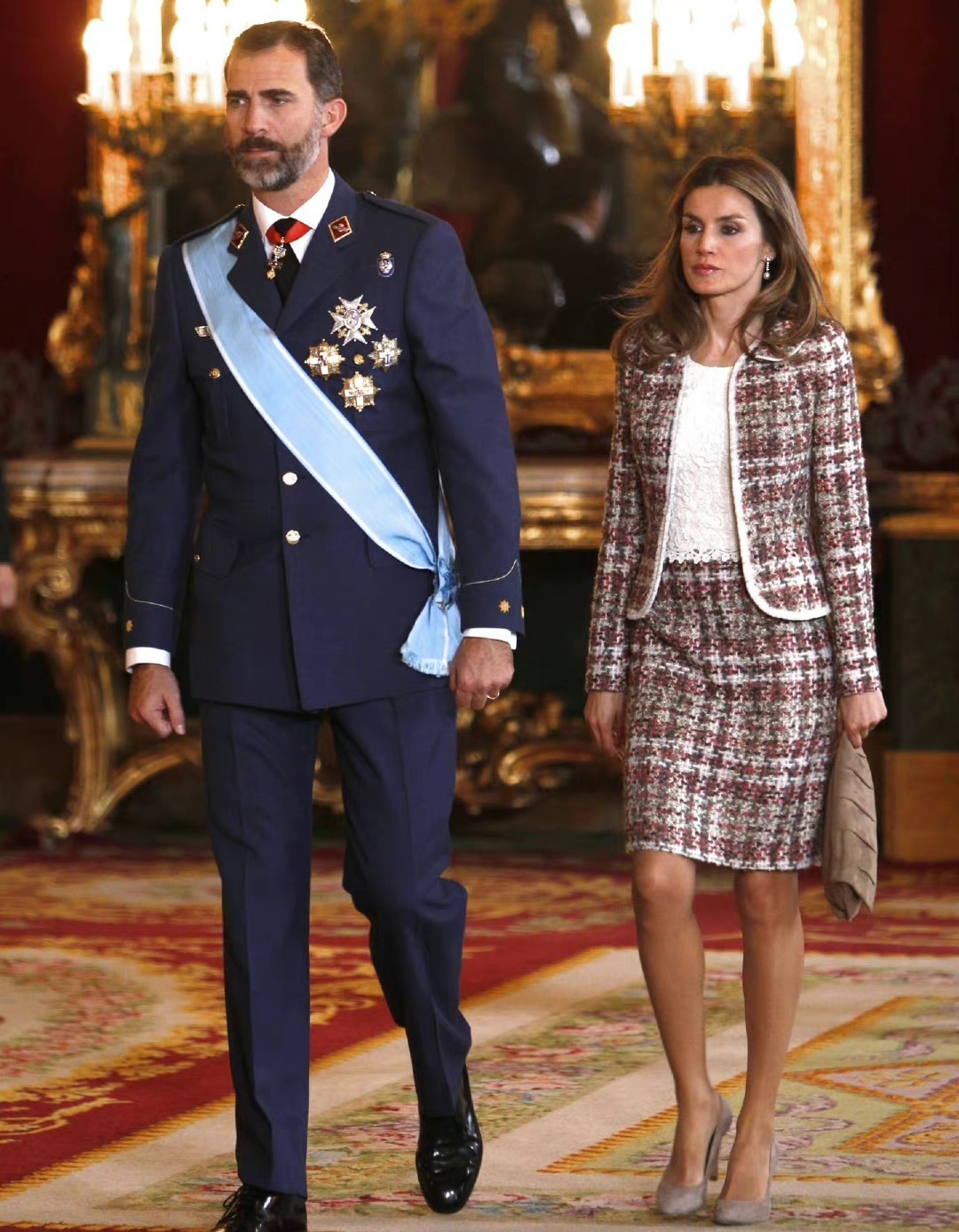 莱蒂齐亚百褶裙,莱蒂齐亚王后穿衣搭配图