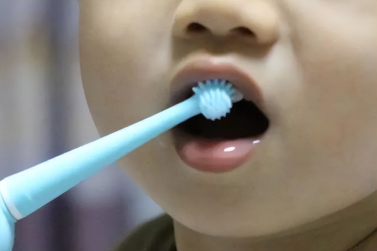 怎样使用电动牙刷是正确方法,正确使用电动牙刷的方式