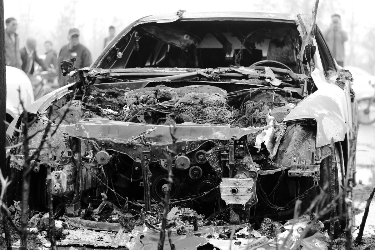 发动机清洗的主要步骤及注意事项,发动机外部重油污清洗妙招