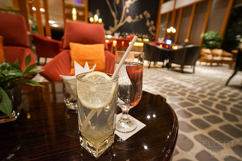 飞雪迎春山花烂漫,飞雪迎春绽玉蕊