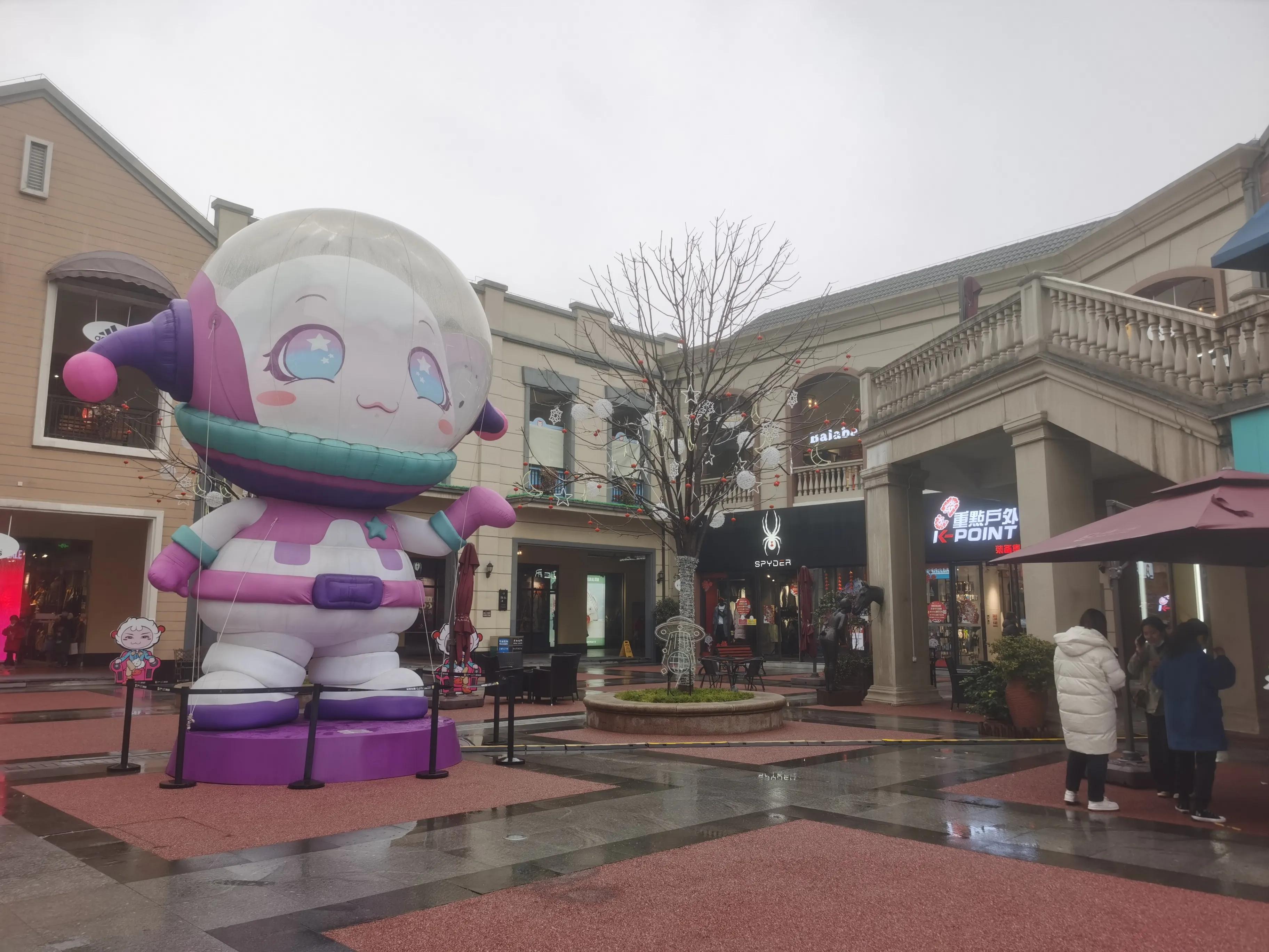 与砂之船奥莱相比，王府井赛特奥莱（临潼店）更高端一些