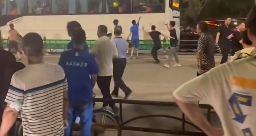 泰山三镇球迷冲突,泰山球迷大巴被砸出大窟窿
