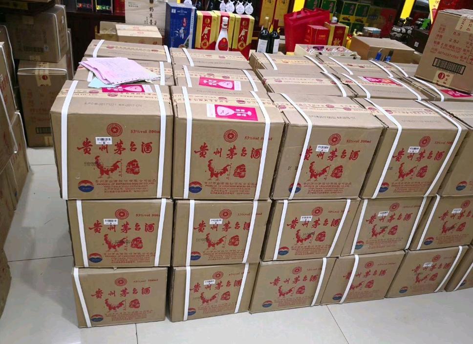 实体店买的酒怎么比网上贵好多,同一款酒不同商超价格不一样