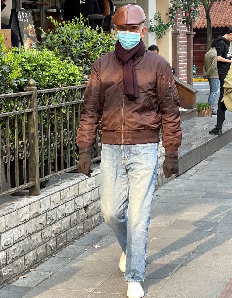 40岁后男人穿工装裤还是束脚裤,四十多岁男人适合穿阔腿牛仔裤吗