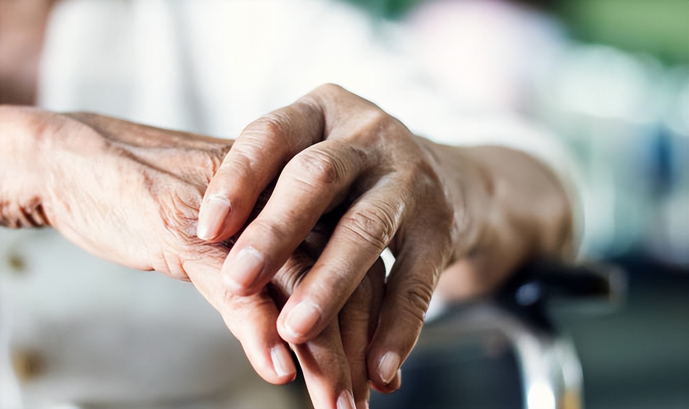 23年，73岁老兵被养老院护工打爆眼球，院方：我们是日本管理理念