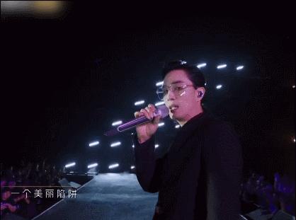 眼镜杀也挑人！这18位男星，有人戴上像撕漫男，有人秒变隔壁大爷