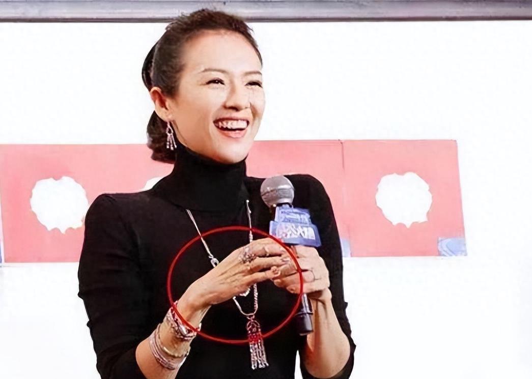 “小丑手”太减分了，这8位女星个个貌美如花，却被手拖后腿