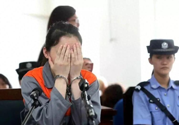 北京27岁警察妻子残忍虐待5岁继女,强迫吃粪便,一年后报应来了