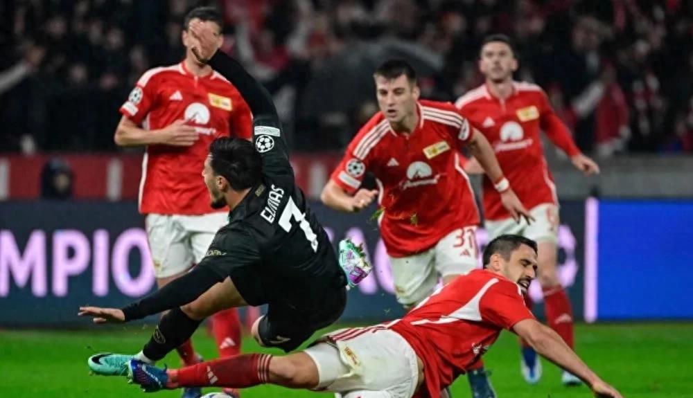 夜晚中绽放的烟花,足球烟花