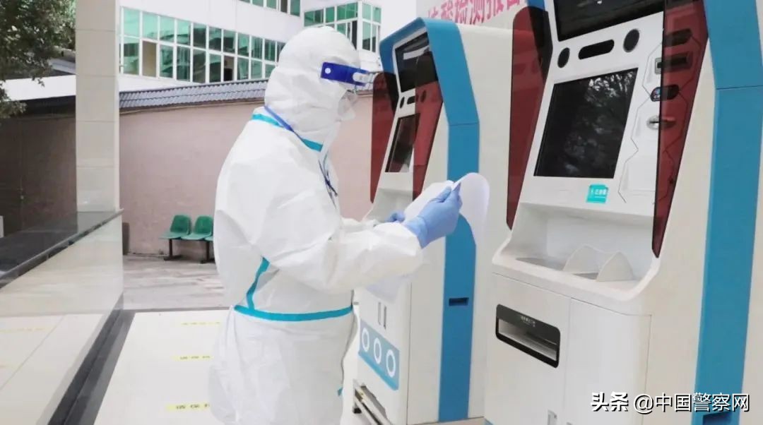 【疫情当前警察不退】一面*旗国**，一个人！50多天里，每天她只能跟街对面的家人挥挥手……