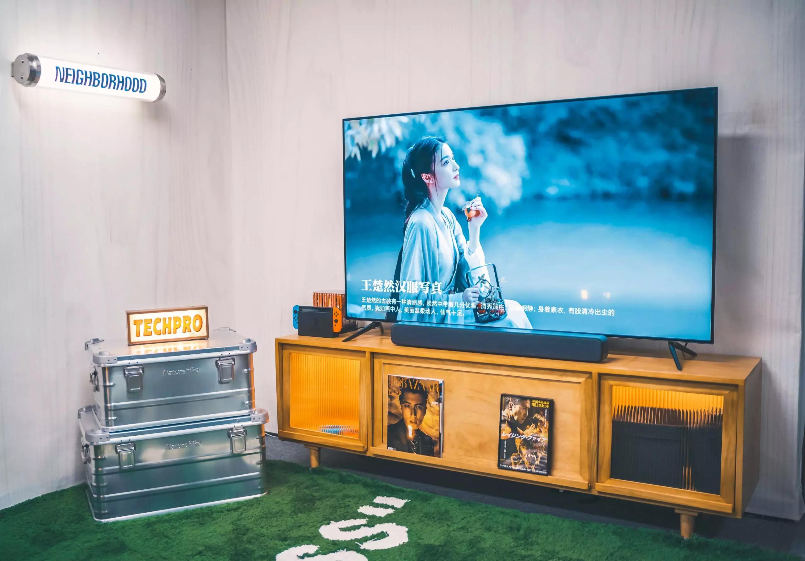 小米6oled55寸电视效果图,居家看电视氛围