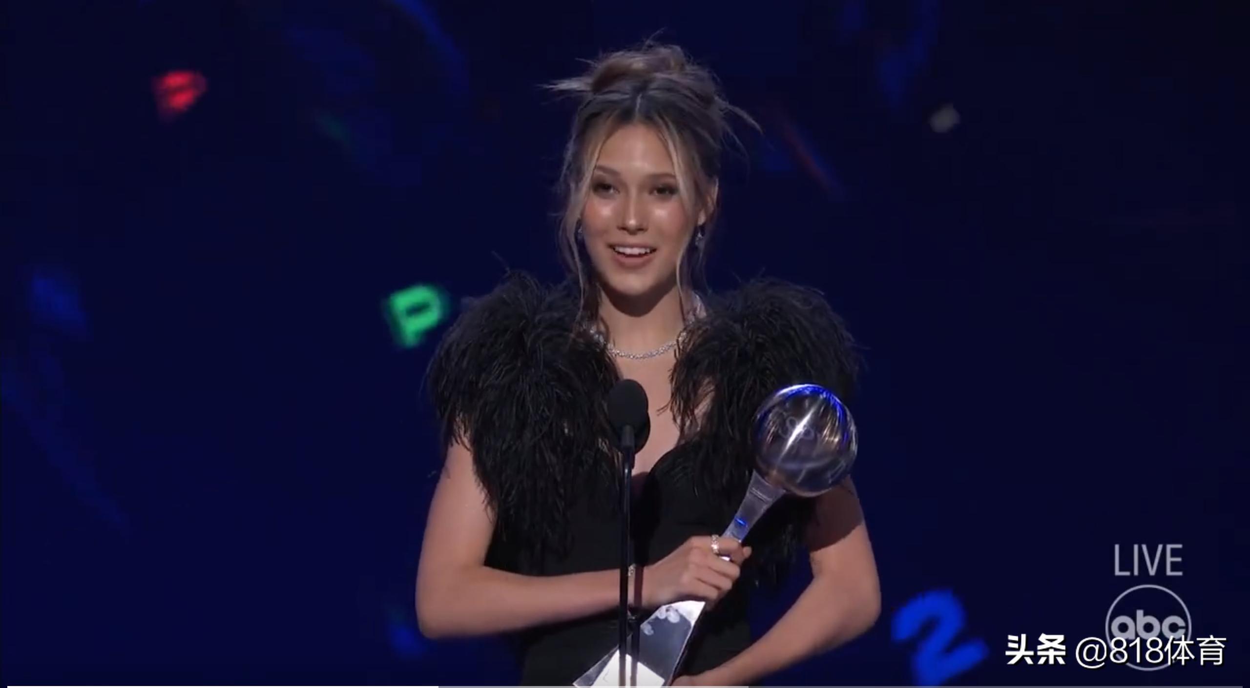 孝顺!谷爱凌美国体坛奥斯卡获奖,致谢86岁奶奶和母亲,秀一波中文