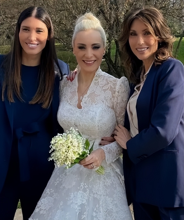 85岁意大利前总理：丑闻缠身专搞“爷孙恋”，三婚娶32岁金发女友