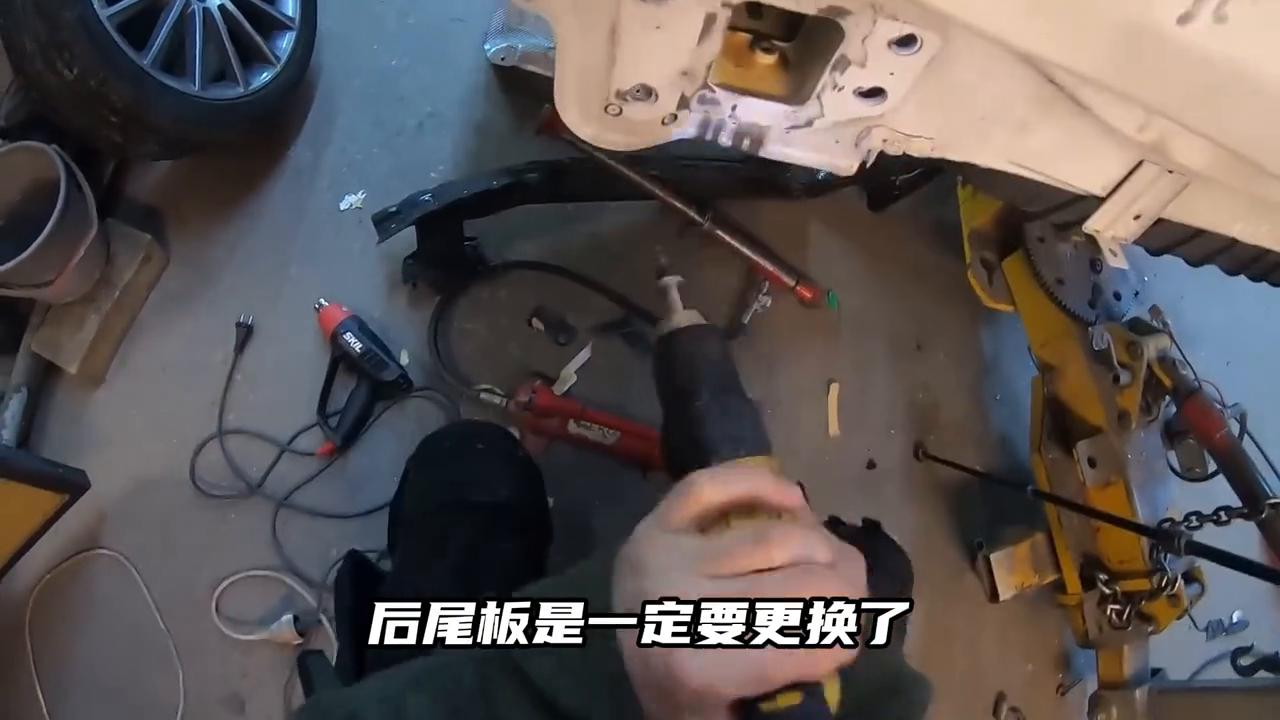 奔驰后备箱被撞,奔驰撞成什么样子可以走全损