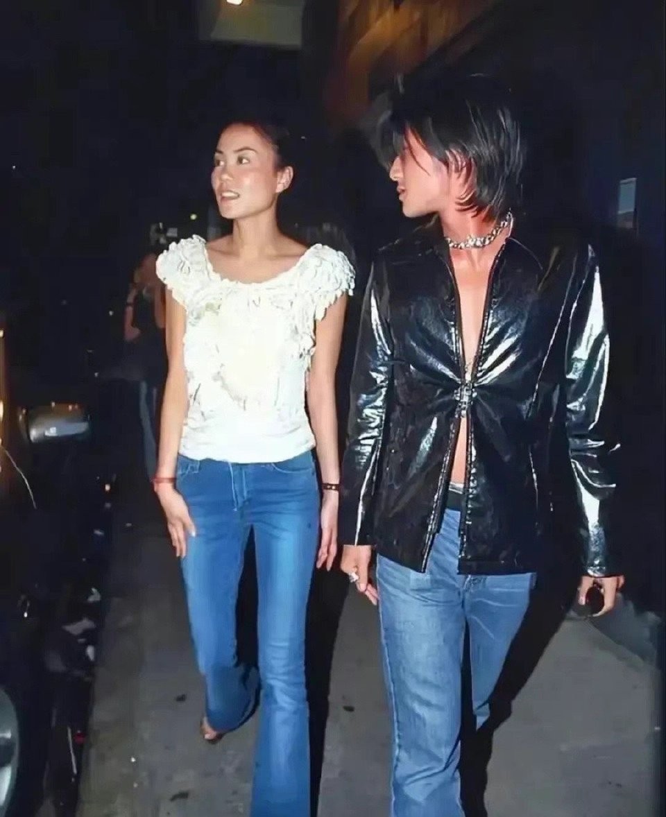 王菲谢霆锋世纪牵手有多震撼,王菲谢霆锋飞机上撒狗粮全程牵手