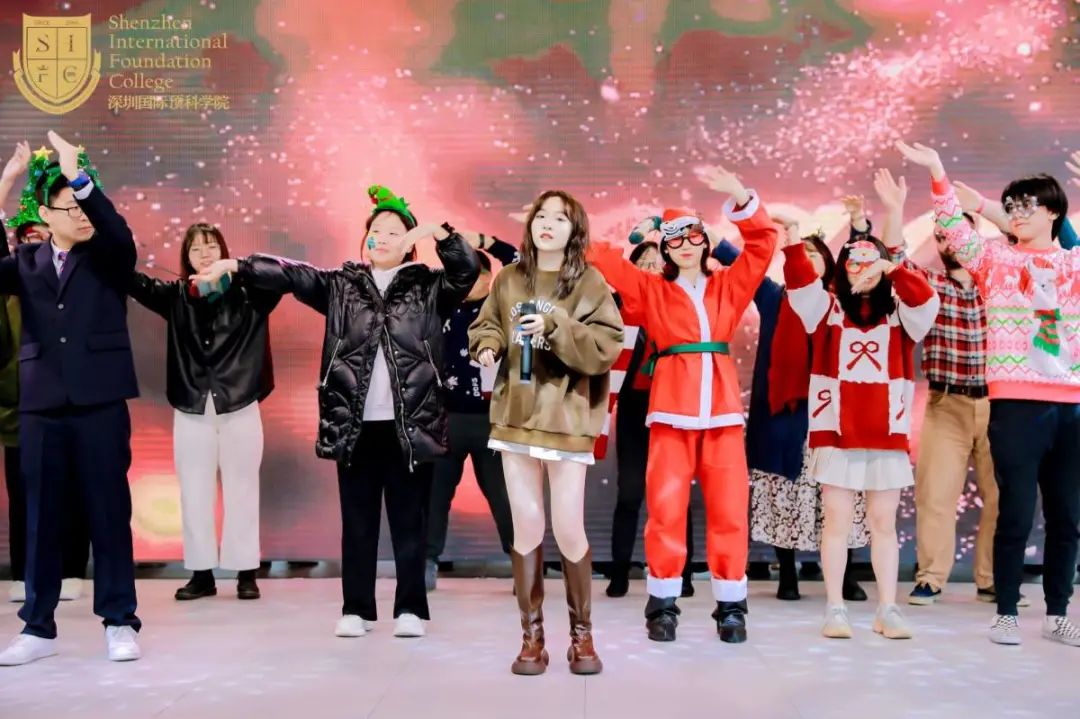 哇！这些学校的圣诞节也太“卷”了！圣诞老人、无人机都来了