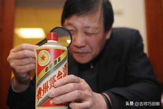 男子拿几十瓶茅台鉴定全部是假的,男子鉴定茅台几十瓶假酒